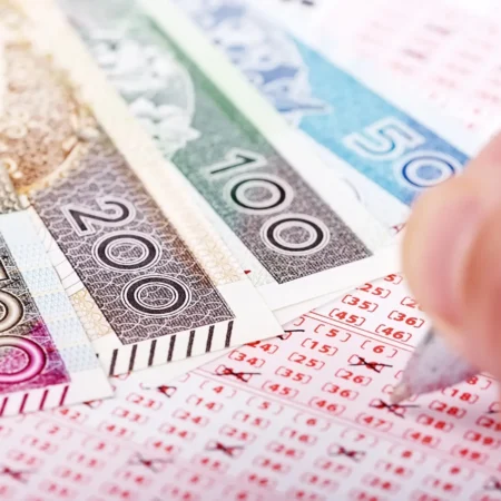 Lotto winner spends $42,000 on new teeth that took nine hours to perfect